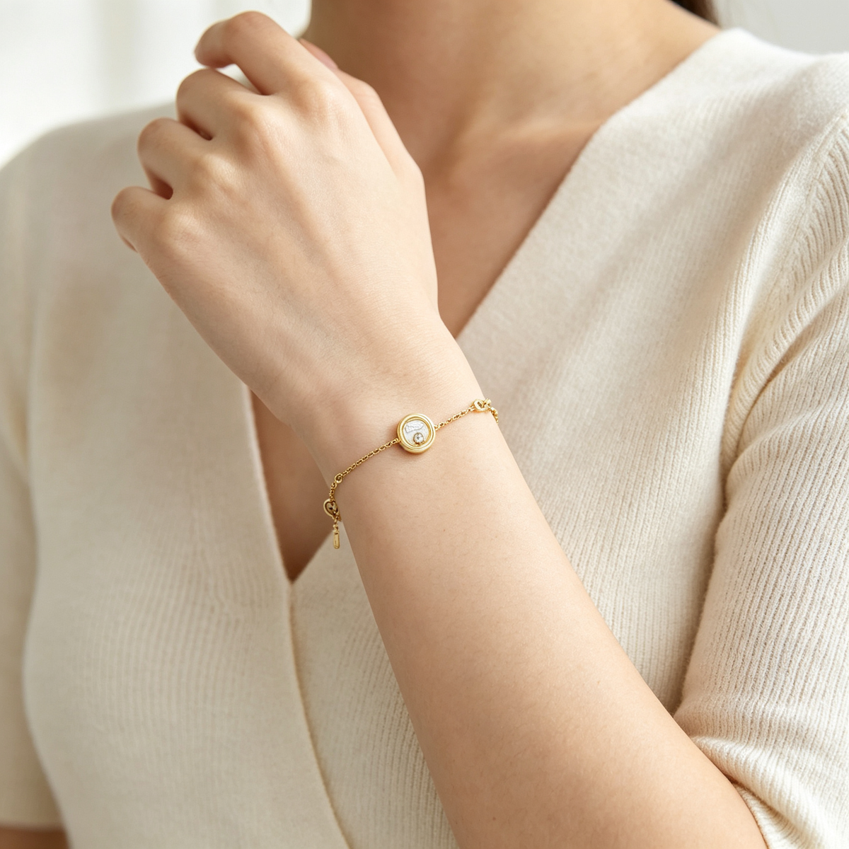 Chopard Happy Diamonds Icons Bracelet — Luxury High-Jewelry Bracelet for Women featuring a Yellow Gold and Diamond Pendant